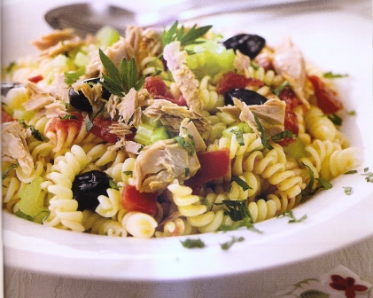 Pâtes au thon à l'huile,tomates et olives.