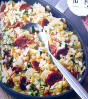 Pâtes aux courgettes, tomates  séchées et chorizo.